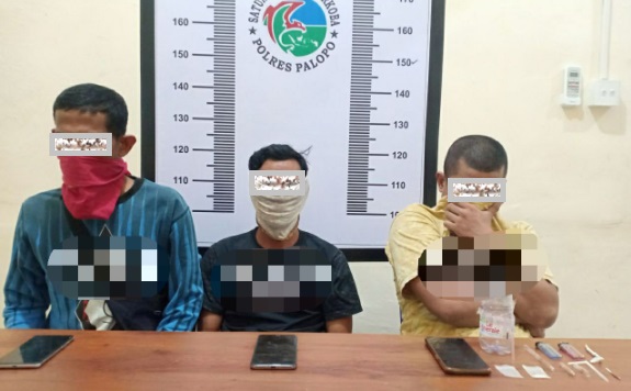 Tiga warga Palopo diamankan polisi setelah kedapatan pesta sabu di sebuah gudang bahan makanan campuran di Jalan Andi Djemma, Kota Palopo, Jumat (12/2/2021) lalu.