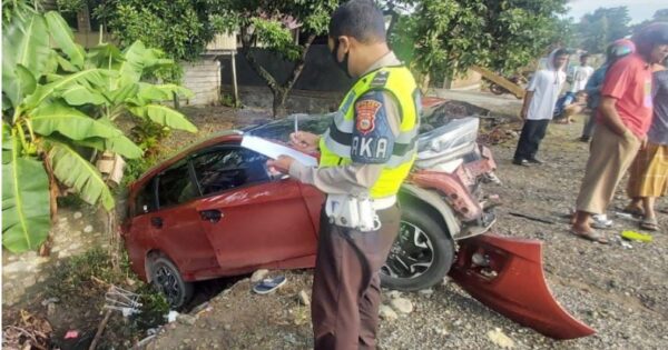 Laka maut di Buntu Siapa, Kecamatan Suli, Kabupaten Luwu, Senin (29/3/2021) melibatkan Toyota Innova dan Honda Brio.