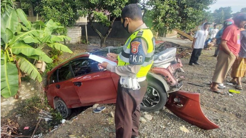 Laka maut di Buntu Siapa, Kecamatan Suli, Kabupaten Luwu, Senin (29/3/2021) melibatkan Toyota Innova dan Honda Brio.