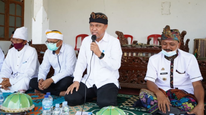 Wakil Bupati Luwu Timur, Budiman saat menghadiri peringatan Hari Jadi Pura atau Piodalan Pura Kayangan Dalem ke-21 di Desa Sumber Agung Kecamatan Kalaena, Minggu (28/3/2021). foto:humas pemkab lutim