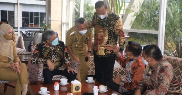 Sejumlah kepala daerah di Sulawesi Selatan memberikan ucapan selamat kepada Wakil Bupati Luwu Timur, Budiman Hakim. foto: humas pemkab lutim