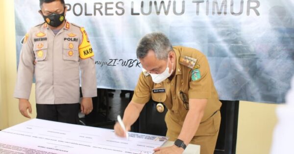 Wakil Bupati Luwu Timur, Budiman ikut bertanda tangan dalam pencanganan zona integritas menuju predikar wilayah bebas dari korupi (WBK), di Mapolres Lutim, Senin (15/3/2021). foto:humaspemkablutim