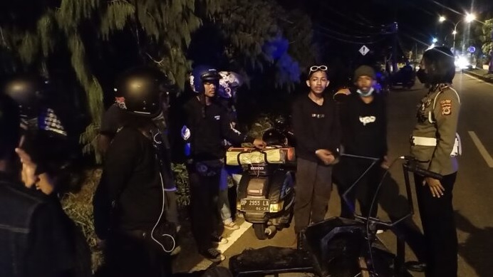 Polisi membubarkan kerumunan komunitas scooter di Malili, Sabtu (27/3/2021) malam. ft/laman batarapos.com