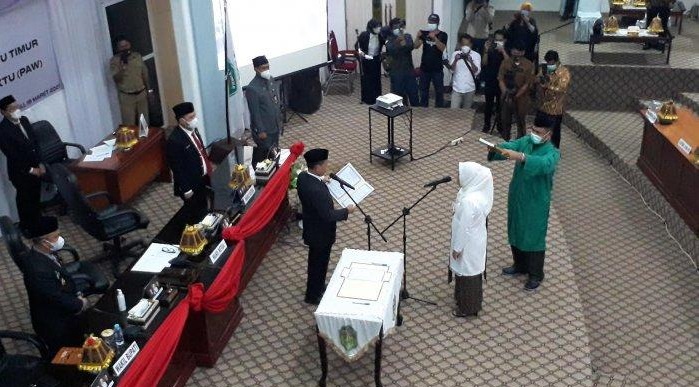 Rapat paripurna pengucapan sumpah dan janji anggota DPRD Luwu Timur pengganti antar waktu (PAW), Ramna Minggus yang menggantikan almarhum Amran Syam, Jumat (19/3/2021). foto:tribunlutim.com