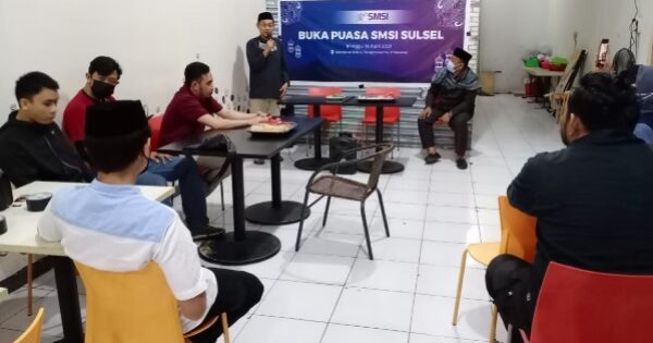 Buka puasa bersama di Sekretariat SMSI Sulsel di Jalan Pengayoman No. 21, Makassar Minggu (18/4/2021).