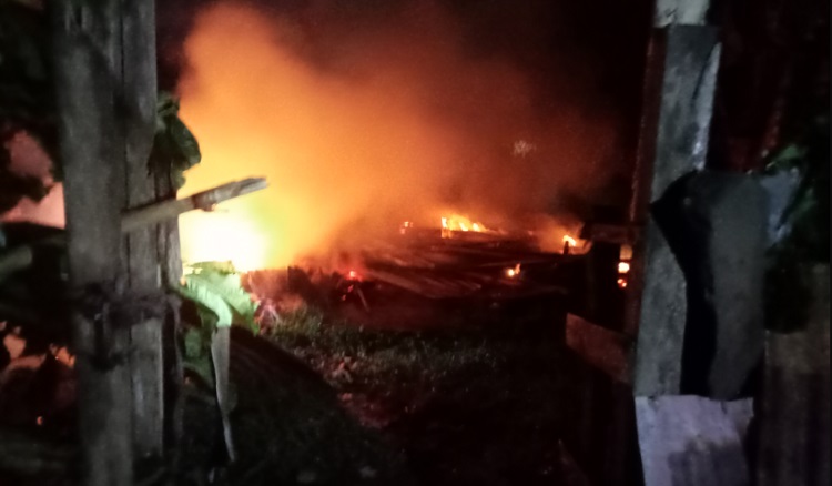 Sebuah rumah di Perum Libukang Permai, Salubulo Kota Palopo ludes terbakar, Jumat (16/4/2021) dini hari WIB. ft/instagram @Palopomedia