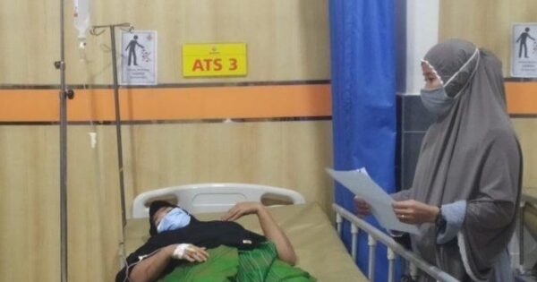Kepala Puskesmas Walenrang, Husniwati (43) saat dirawat di rumah sakit usai dianiaya oleh seorang oknum polisi berinisial AW (50).