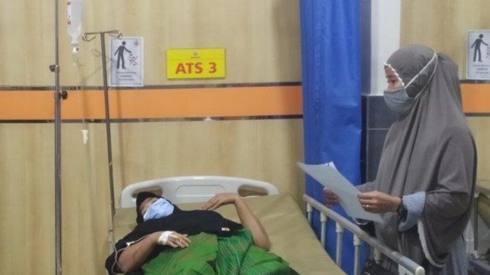 Kepala Puskesmas Walenrang, Husniwati (43) saat dirawat di rumah sakit usai dianiaya oleh seorang oknum polisi berinisial AW (50).