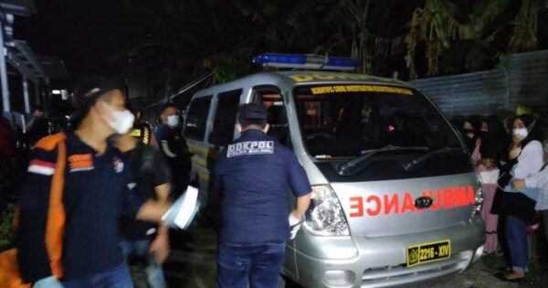 Proses evakuasi jasad Atika Amalia Yudin (21), mahasiswi UNM asal Luwu Timur yang ditemukan meninggal dunia di kamar kostnya, di Jalan Talasalapang, Makassar, Rabu (21/4/2021) malam. ft/tribunnews.com