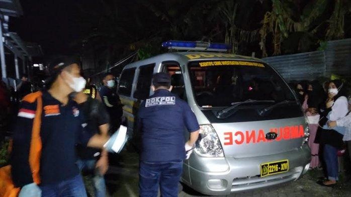 Proses evakuasi jasad Atika Amalia Yudin (21), mahasiswi UNM asal Luwu Timur yang ditemukan meninggal dunia di kamar kostnya, di Jalan Talasalapang, Makassar, Rabu (21/4/2021) malam. ft/tribunnews.com