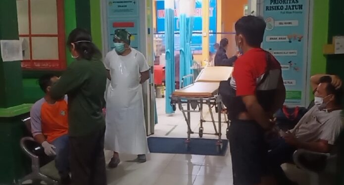 Puluhan warga Mangkutana diduga keracunan makanan.