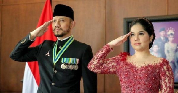 Ketua Umum Partai Demokrat Agus Harimurti Yudhoyono atau AHY bersama istri, Annisa Pohan.