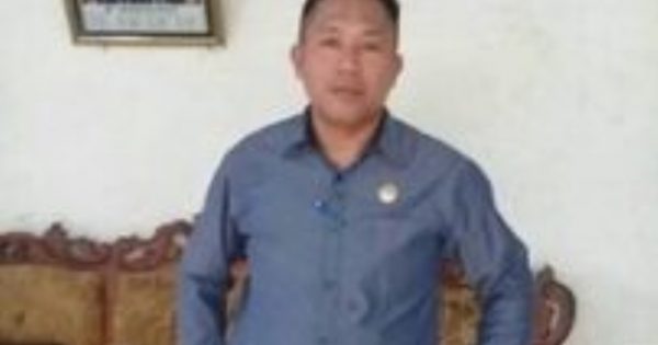 Foto semasa hidup Untung (48) guru SD yang ditemukan meningal di kamar wisma di Padangsappa, Rabu (16/6/2021). foto: laman facbook sulpiadi