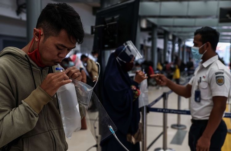 Ilustrasi pemeriksaan nafas GeNose C-19. foto: diambil dari laman Kompas.com