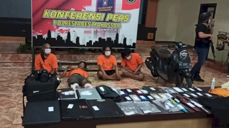 Konferensi pers penangkapan komplotan perampok dan pemerkosa mahasiswi di Mapolrestabes Makassar, Senin (7/6/2021).