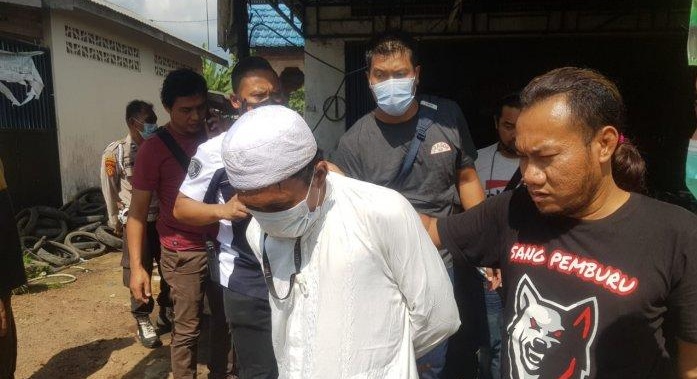 Polisi mengamankan terduga pelaku mutilasi wanita di Banjarmasin, Kalimantan Selatan, Rabu (2/6/2021).