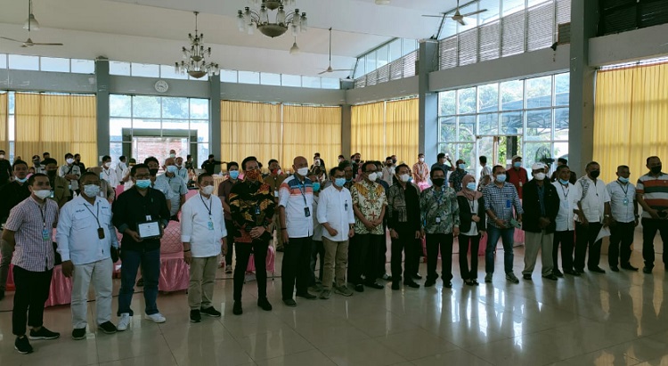 Foto bersama peserta dan pemateri sosialisasi program Integrasi Ekosistem Ultra Mikro di Gedung Halal Centre, Kabupaten Enrekang, Sabtu (5/6/2021). foto:ist