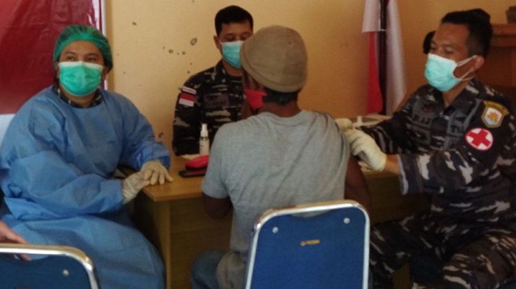 Vaksinator dari Lanal Ranai ikut membantu kegiatan vaksin serentak yang diadakan Polres Natuna, di di Balai Desa Batu Gajah Kabupaten Natuna Kepulauan Riau (Kepri), Sabtu (26/6/2021). foto:humas dispen lanal ranai
