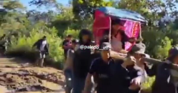 Tangkapan layar video warga Seko yang tengah sakit terpaksa ditandu ke Puskesmas Seko Padang, Luwu Utara, Selasa (1/6/2021).