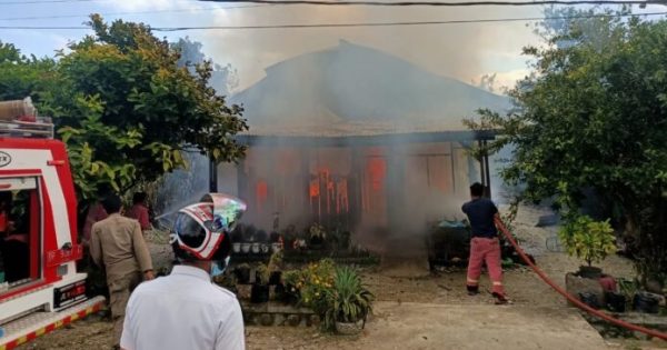 Kebakaran rumah semi permanen milik Suyatno di Dusun Kebun Rami 1, Desa Mandiri, Kecamatan Tomoni, Luwu Timur, Rabu (7/7/2021).