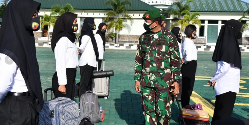 Komandan Korem (Danrem) 133/Nani Wartabone Brigjen TNI Bagus Antonov Hardito memimpin acara pelepasan calon siswa (casis) Korps Wanita TNI Angkatan Darat (Kowad) dan Bintara Unggulan di Lapangan Makorem 133/NW, Desa Tridharma, Kecamatan Pulubala, Kabupaten Gorontalo, Kamis (22/7/2021). foto:ifan terasgorontalo