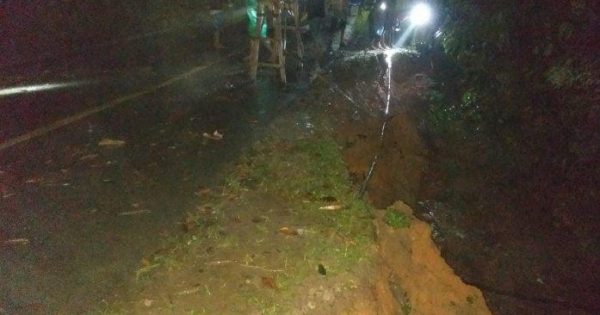 Kondisi jalan longsor di Kelurahan Battang Kota Palopo, Kamis (8/7/2021) malam. foto: warga