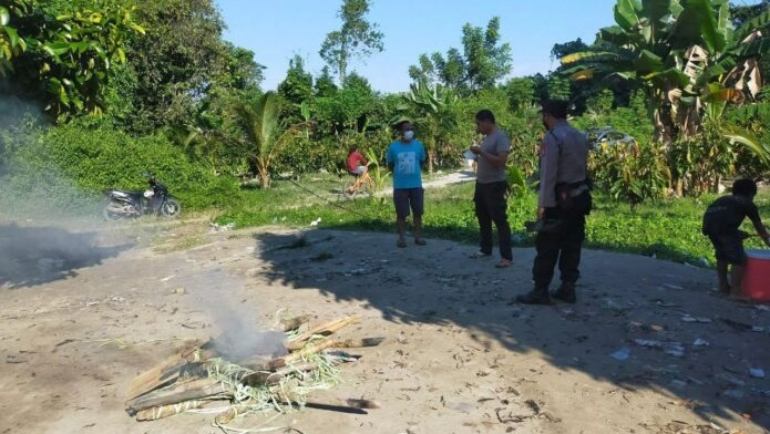 Aparat Polsek Wotu memusnahkan arena sabung ayam di Dusun Kau Desa Lampenai Kecamata Wotu, Luwu Timur, Senin (19/7/2021). foto: dari laman batarapos.com
