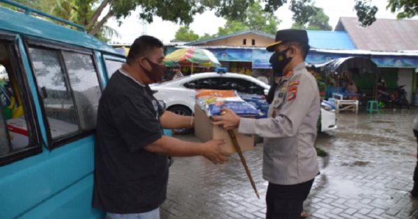 Kapolda Gorontalo, Irjen Akhmad Wiyagus membagikan sembako kepada sopir angkot di Terminal Telaga, Gorontalo, Kamis (15/7/2021). ft/humas polda gorontalo