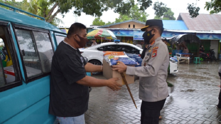 Kapolda Gorontalo, Irjen Akhmad Wiyagus membagikan sembako kepada sopir angkot di Terminal Telaga, Gorontalo, Kamis (15/7/2021). ft/humas polda gorontalo