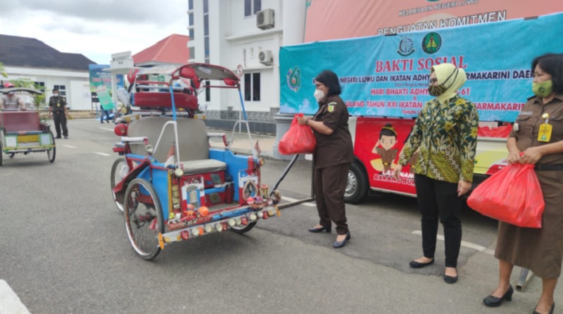 Kejakasaan Negeri Luwu ikut berpartipasi dalam kegiatan Kejaksaan Agung RI Peduli Covid-19 dengan membakikan sembako kepada warga kurang mampu.