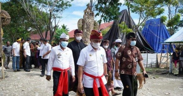 Bupati Luwu Timur, Budiman menghadiri ngaben massal di Desa Karambua, Kecamatan Wotu, Lutim, Rabu (30/6/2021). foto:dari laman TribunLutim.com