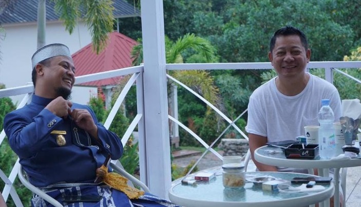 Plt Gubernur Sulawesi Selatan, Andi Sudirman Sulaiman ngobrol santai dengan Ketua DPW Nasdem Sulsel, Rusdi Masse, di Hotel Kambo Highland Palopo, Jumat (2/7/2021) sore. foto: ist
