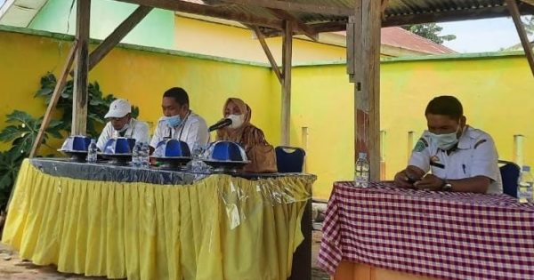Reses perseorangan Anggota DPRD Luwu Timur, Heryanti Harun di Desa Kalatiri, Kecamatan Burau, Rabu (14/7/2021). foto: ist