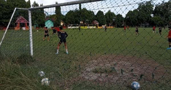 Tim Porprov Luwu Timur saat menggelar latihan di Lapangan Wotu, Kamis (22/7/2021). foto:teraskata.com