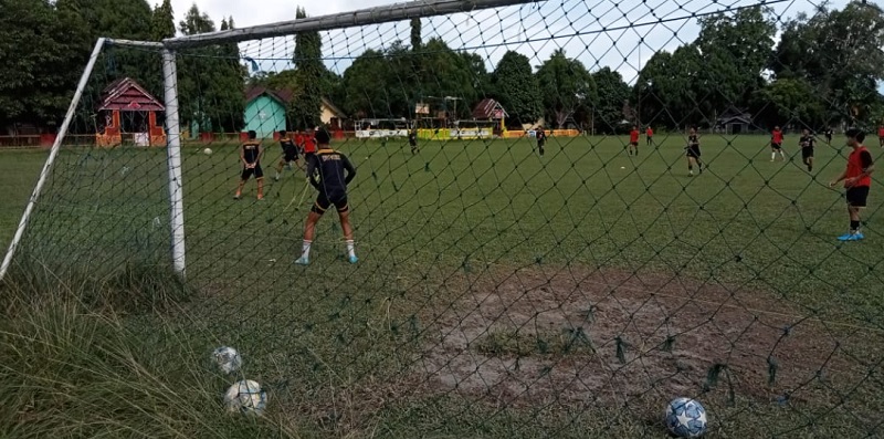 Tim Porprov Luwu Timur saat menggelar latihan di Lapangan Wotu, Kamis (22/7/2021). foto:teraskata.com