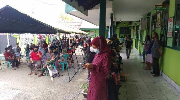 Pelaksanaan vaksin massal Covid-19 di Rumah Sakit Tentara Tingkat IV Palopo, Senin (12/7/2021). foto: dari laman tribunpalopo.com