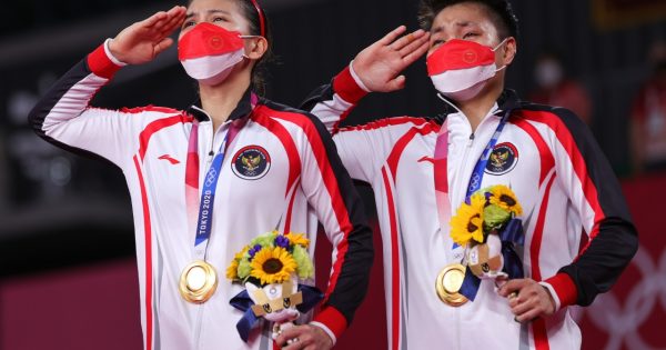 Ganda putri Indonesia, Greysia Polii / Apriyani Rahayu meraih medali emas Olimpiade Tokyo 2020.