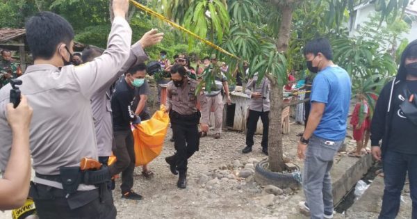 Petugas mengevakuasi jasad Daeng Losi (60) yang ditemukan bersimbah darah di rumahnya di Graha Jannah, Palopo, Rabu (11/8/2021) siang.