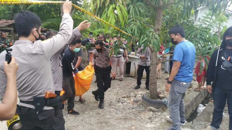Petugas mengevakuasi jasad Daeng Losi (60) yang ditemukan bersimbah darah di rumahnya di Graha Jannah, Palopo, Rabu (11/8/2021) siang.