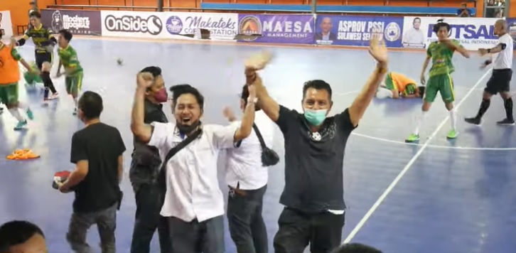 Pemain dan ofisial AFK Luwu Utara merayakan sukses mereka lolos ke Porprov Sulsel 2022 Sinjai-Bulukumba, setelah mengalahkan AFK Gowa pada laga terakhir Grup D Pra Porprov, di GOR Mini AFP Sulsel, Makassar, Senin (23/8/2021) pagi.
