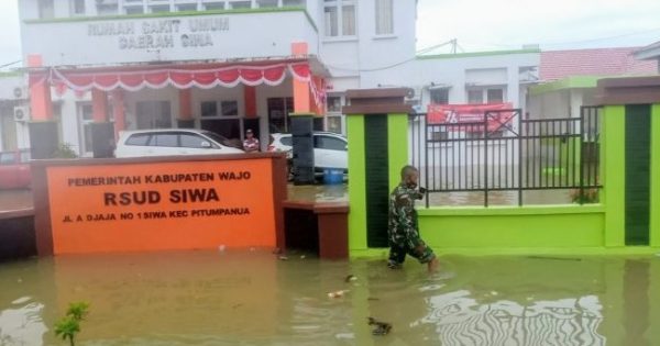 RSUD Siwa di kecamatan Pitumpanua, Kab Wajo dilanda banjir sejak Jumat (28/8) dini hari.