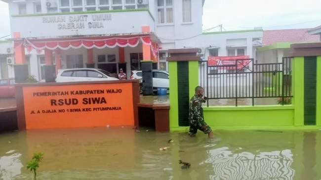 RSUD Siwa di kecamatan Pitumpanua, Kab Wajo dilanda banjir sejak Jumat (28/8) dini hari.