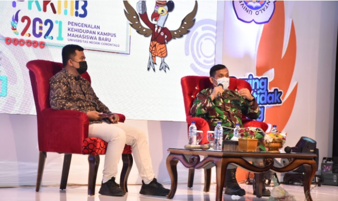 Mayor Inf Indra Gunawan memberikan materi kesadaran bela negara kepada mahasiswa baru Universitas Negeri Gorontalo.