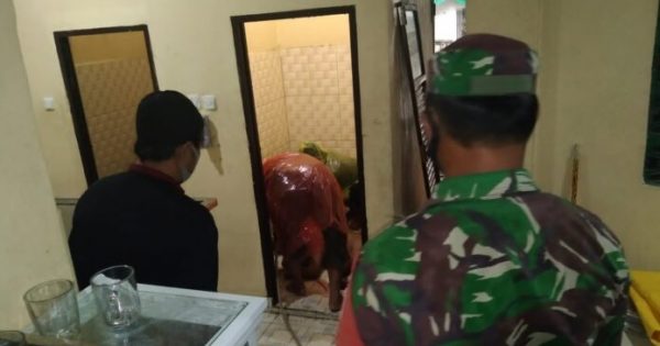 Proses evakuasi jasad Samijo alias Pakde, cleaning service masjid Nurul Ulya Sukamaju, Rabu (11/8/2021). Foto: dari laman Batarapos.com