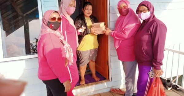 IPEMI Tanjungpinang, Kepulauan Riau membagikan makanan kepada warga Tanjung Siambang, Jumat (6/8/2021). Foto: lan/teraskata.com
