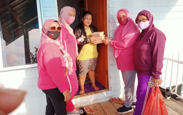 IPEMI Tanjungpinang, Kepulauan Riau membagikan makanan kepada warga Tanjung Siambang, Jumat (6/8/2021). Foto: lan/teraskata.com