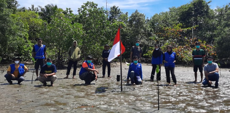 DPK KNPI Wotu bersama sejumlah organisasi pemuda lainnya menanam mangrove di pesisir pantai dalam rangka memperingati HUT Kemerdekaan RI ke-76, Selasa (17/8/2021). Foto:ist