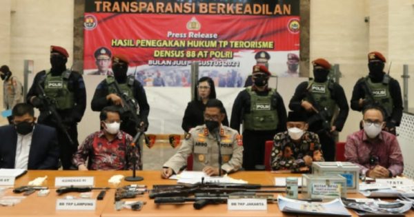 Konferensi pers penangkapan 53 terduga teroris di Mabes Polri, Jumat (20/8/2021).