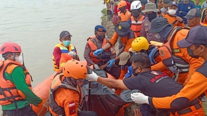 Evakuasi korban pincara terbalik di Sungai Rongkong, Kamis (19/8/2021).
