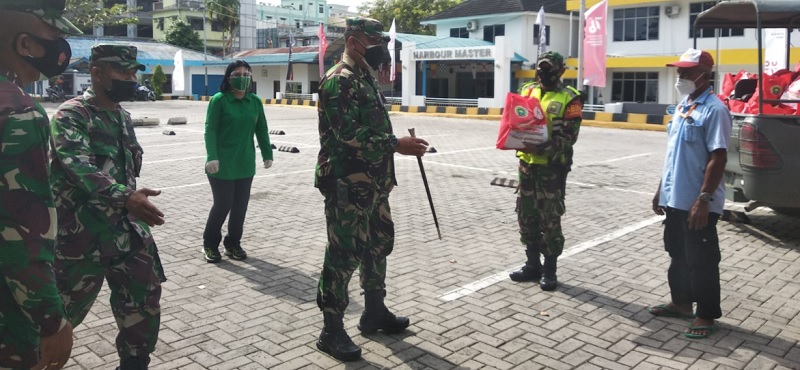 Dandim 0315/Bintan, Kolonel Inf I Gusti Ketut Artasuyasa membagikan sembako kepada warga, Jumat (6/8/2021).